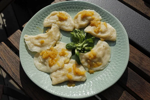 Gnocchi russi (pierogi, pelmeni) con cipolla e burro — Foto Stock