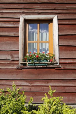 çiçek ile dekore edilmiş geleneksel ahşap evi penceresi