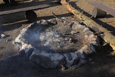 şenlik ateşi taş daire ve Ahşap banklar