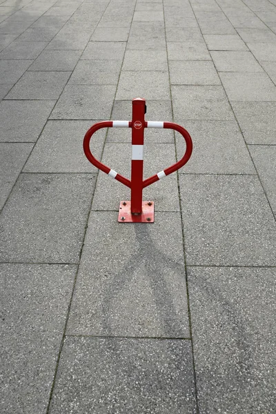 Dur işareti ile metal bariyer — Stok fotoğraf