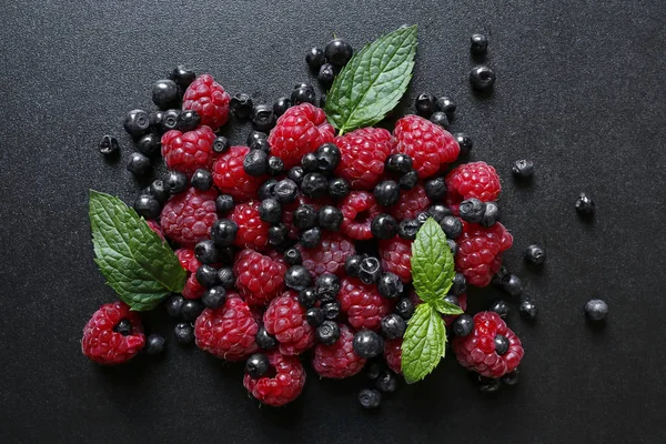 Свіжі літні фрукти на чорному фоні — стокове фото