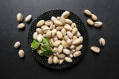 siyah arka plan üzerine Antep fıstığı