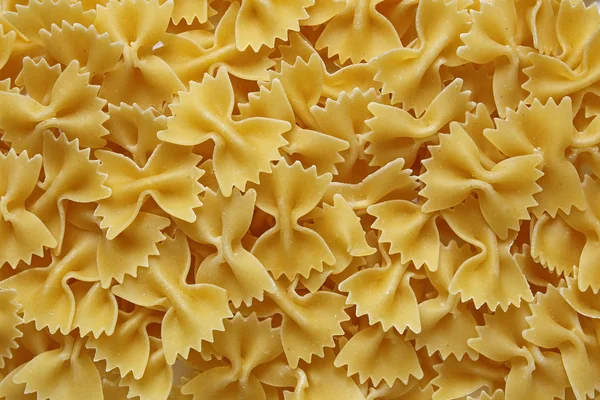 RAW farfalle pasta bakgrund — Stockfoto