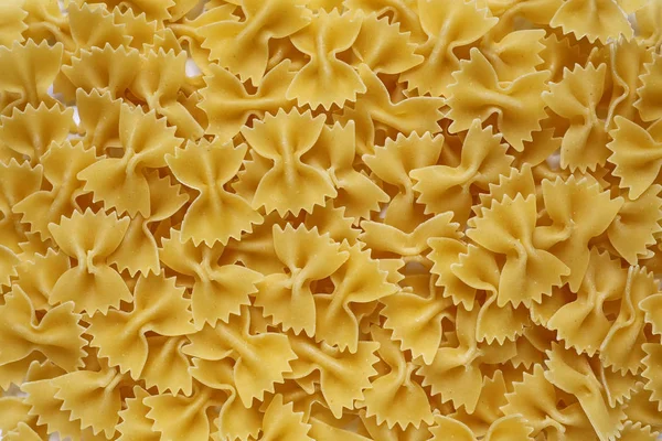 Ruwe farfalle pasta achtergrond — Stockfoto