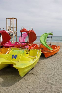 renkli deniz bisikleti kürek teknesi kum plajındaki