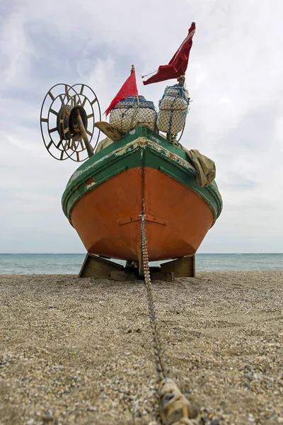 Παλιό αλιευτικό σκάφος στην άδεια παραλία — Φωτογραφία Αρχείου