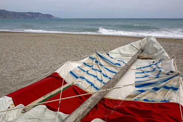 Vieux bateau de pêche sur la plage vide — Photo