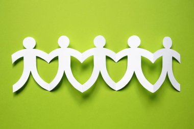 teamwor, yeşil zemin üzerine beyaz kağıt insanlar