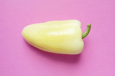 pembe bir arka plan üzerinde yelllow biber