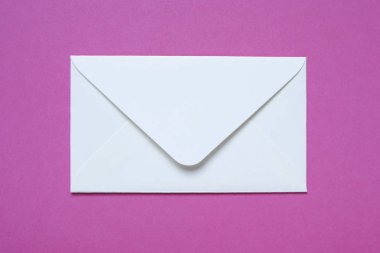 pembe bir arka plan üzerinde beyaz zarf