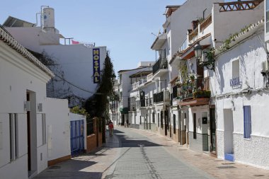 Nerja, Costa Del Sol, İspanya, 12 Mart 2017: çekici, dar sokağın ortasında Nerja - Costa del Sol 50 km mesafede Malaga yer alan ünlü tatil biridir. 