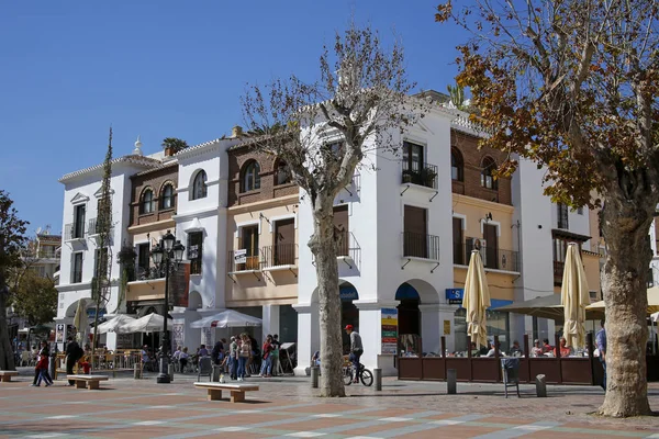 NERJA, COSTA DEL SOL, ESPAÑA, 12 DE MARZO DE 2017: Plaza Balcón de Europa, Nerja es un famoso resort en la Costa del Sol situado a 50 km de Málaga . —  Fotos de Stock