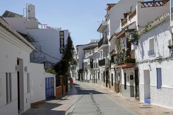 NERJA, COSTA DEL SOL, ESPAÑA, 12 DE MARZO DE 2017: una de las calles estrechas y encantadoras de Nerja- es un famoso resort en la Costa del Sol situado a 50 km de Málaga . — Foto de Stock