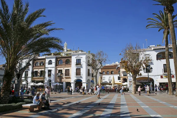 NERJA, COSTA DEL SOL, ESPAÑA, 12 DE MARZO DE 2017: Plaza Balcón de Europa, Nerja es un famoso resort en la Costa del Sol situado a 50 km de Málaga . —  Fotos de Stock