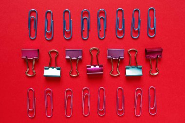 normal bileşimi düz yatıyordu: kırmızı bir arka plan üzerinde renkli ataç