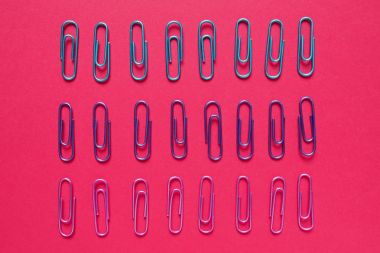 normal bileşimi düz yatıyordu: pembe bir arka plan üzerinde renkli ataç