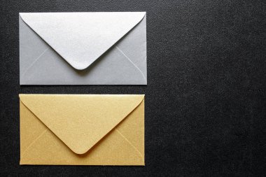 siyah zemin üzerine altın ve gümüş zarflar