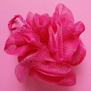 pembe banyo puf ya da sünger pembe bir arka plan üzerinde