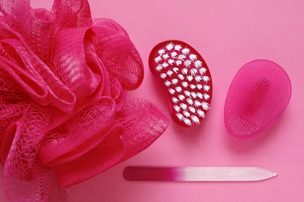 Accessoires d'hygiène rose éponge, brosse et lime à ongles — Photo