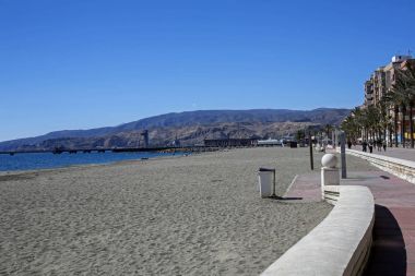 Almeria, Endülüs, İspanya, 26 Mart 2017: boş plaj ve Paseo Maritimo Carmen de Burgos Almeria.
