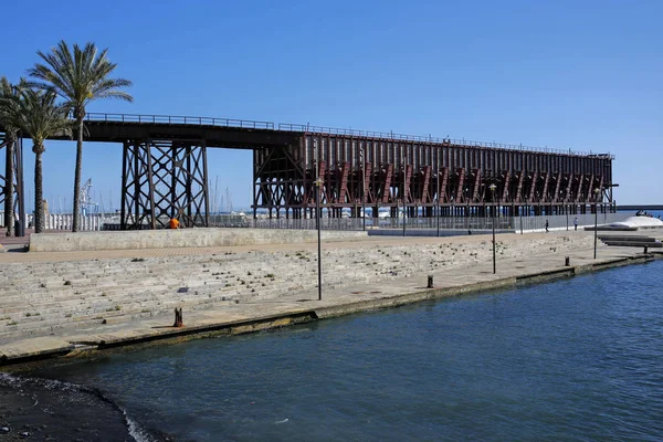 Almeria, Andalusië, Spanje, 26 maart 2017: De kabel Ingles - oude spoorweg pier en de haven in Almeria. — Stockfoto