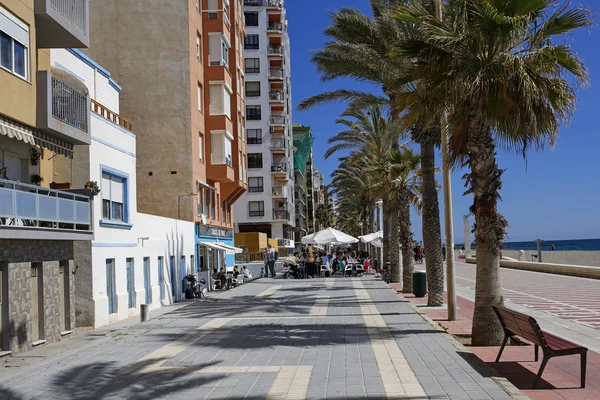 ALMERIA, ANDALUSIA, ESPANHA, MARÇO 26, 2017: restaurantes e praia no Paseo Maritimo Carmen de Burgos em Almeria . — Fotografia de Stock