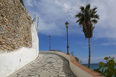 Nerja ünlü beldesinde mesire Costa del Sol, Malaga, İspanya
