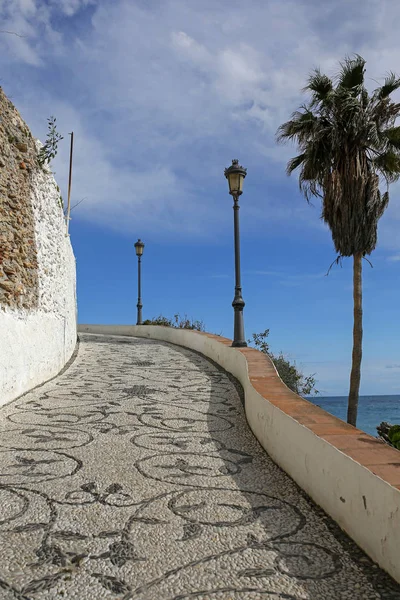 コスタ ・ デル ・ ソル、マラガ、スペイン ネルハの有名なリゾートの遊歩道します。 — ストック写真