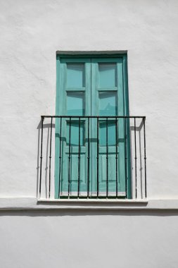 Turkuaz balkon kapısını badanalı duvarındaki