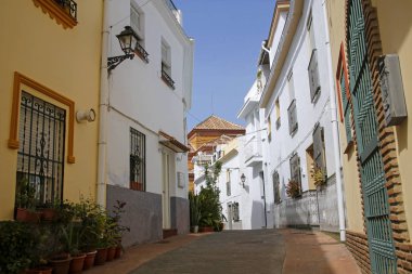 Torrox Costa del Sol, İspanya çiçeklerle dekore edilmiş büyüleyici caddelerinden biri