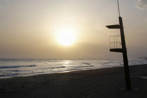 神秘的な夕日トロクス ・ コスタ、スペイン、コスタ ・ デル ・ ソルで空のビーチ — ストック写真