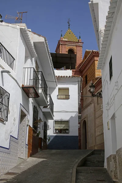 Узкая улица в Torrox, Andalusia, Costa del Sol, Spain — стоковое фото