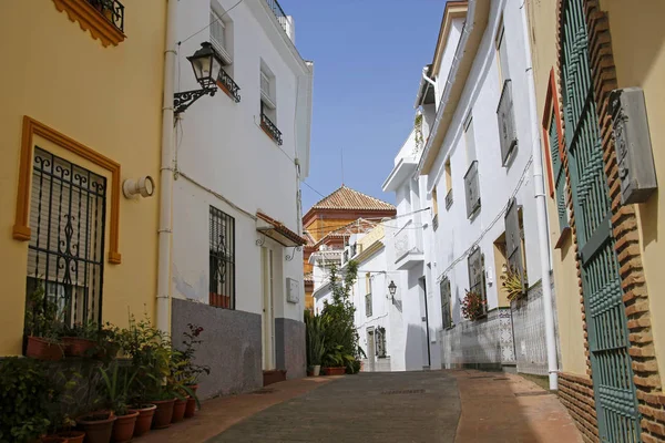 Torrox Costa del Sol, İspanya çiçeklerle dekore edilmiş büyüleyici caddelerinden biri — Stok fotoğraf