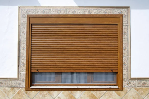 Dřevěné okno s blind — Stock fotografie