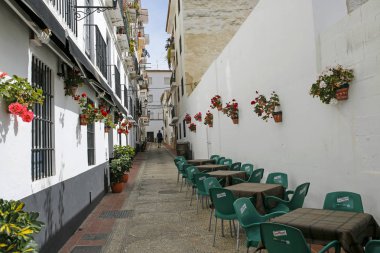 Velez Malaga, Costa Del Sol, İspanya, 6 Şubat 2017: büyüleyici dar sokakta birini Velez Malaga çiçeklerle dekore edilmiş.