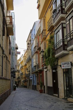 Malaga, Ispanya, Şubat 21, 2017: bir büyüleyici, renkli, Malaga. Malaga, Ispanya, 21 Şubat 2017: biri büyüleyici, renkli, dar sokak,