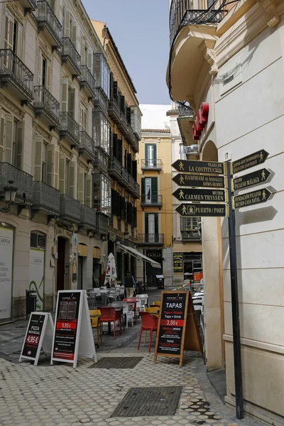 MALAGA, ESPAÑA, 22 DE FEBRERO DE 2017: una de las calles estrechas con encanto con bar de tapas en Málaga . — Foto de Stock