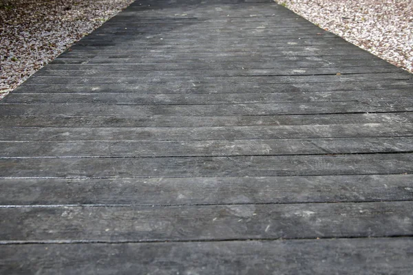 Sentier en bois parmi les cailloux — Photo