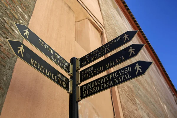 MALAGA, SPAIN, FEBRUARY 21, 2017: signposts to the greatest monuments of MalagaMALAGA, SPAIN, FEBRUARY 21, 2017: signposts to the greatest monu — Stock Photo, Image