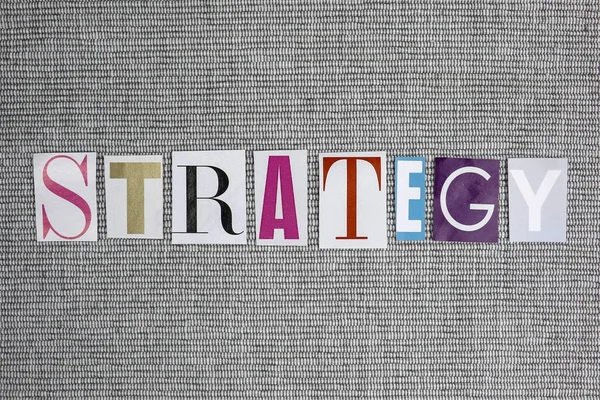 Strategiewort auf grauem Hintergrund — Stockfoto