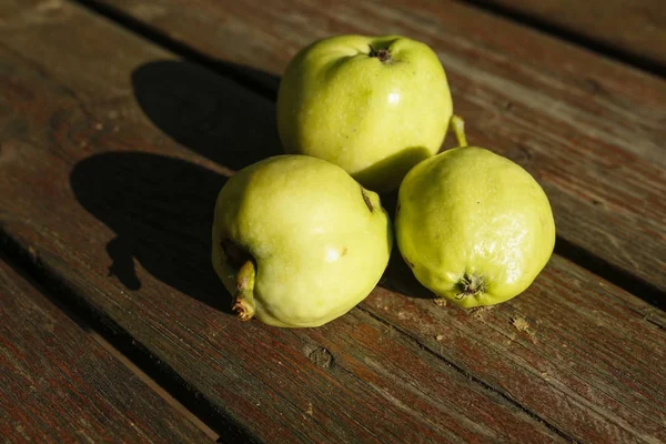 Manzanas ecológicas sobre mesa de madera — Foto de Stock