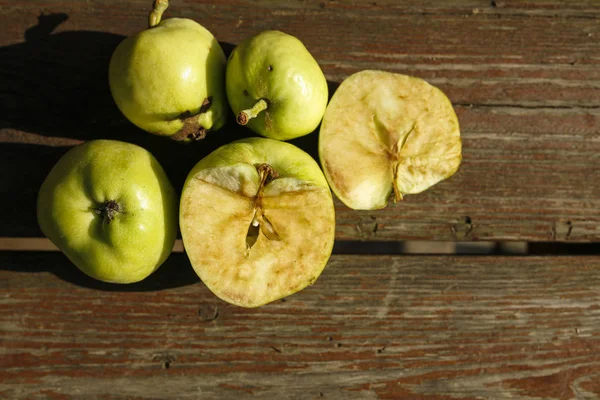 Manzanas ecológicas sobre mesa de madera — Foto de Stock