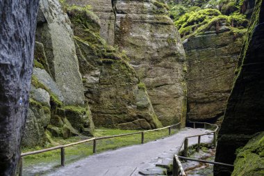 Adrszpach - güzel kayalık şehir Sudety, Çek Cumhuriyeti için yolda