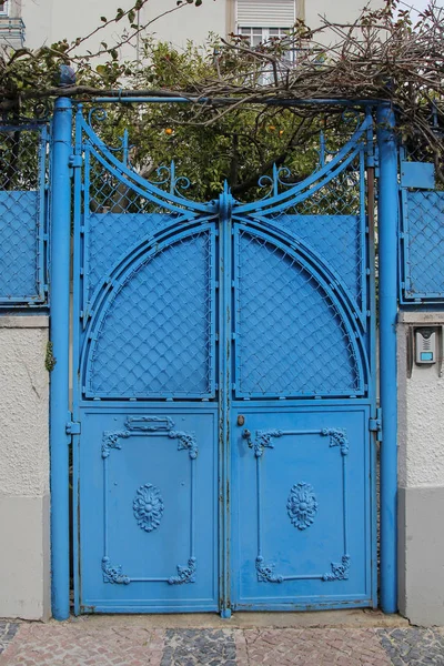 Porta de portão azul decorativo — Fotografia de Stock