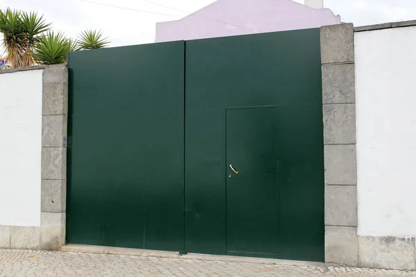 Puerta de metal verde en pared blanca — Foto de Stock
