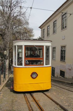 Lizbon, Portekiz, 22 Mart 2015: ünlü sarı tramvay Lizbon dar sokakta.