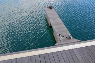 boş ahşap iskele ve mavi deniz