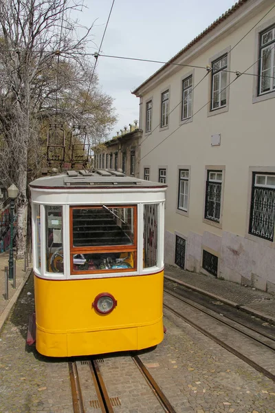 Berömda gul spårvagn på gatan i Lissabon, Portugal — Stockfoto