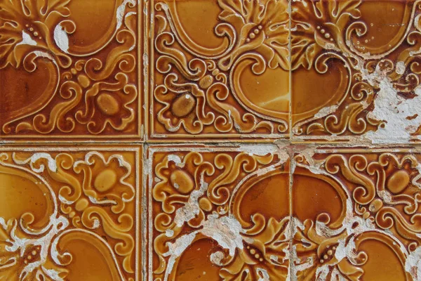 Piastrelle portoghesi tradizionali arancioni chiamati azulejos — Foto Stock