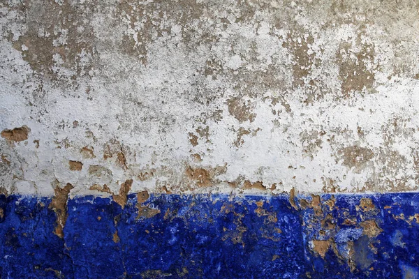剥離ペイントで古い白と青の壁のテクスチャ — ストック写真